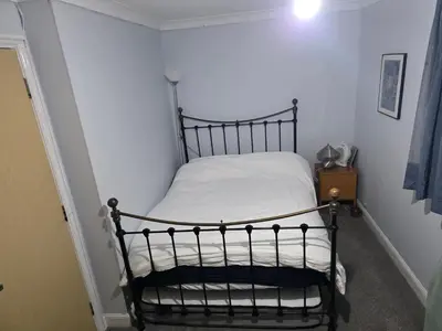 a small bed in a corner of a room at Stay Near Colchester twn centre3 in Hythe