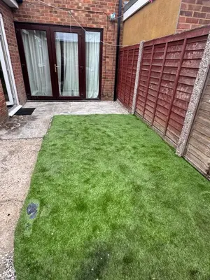 a yard with green grass in front of a house at Fully en-suite with kitchen