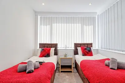 two beds sitting next to each other in a bedroom at Cozy 1 Bed Flat Corringham-Essex in Fobbing