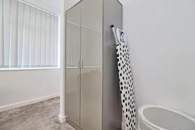 a bathroom with a shower with a sink and a toilet at Cozy 1 Bed Flat Corringham-Essex in Fobbing