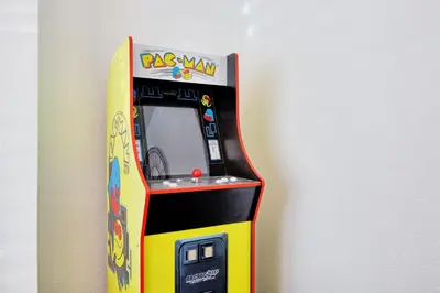 a toy arcade video game with a pizza war machine at 3 Bedroom Property, Free Parking for 3 Vehicles in Mile End
