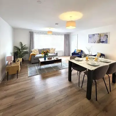 Modern One Bed Flat at Dawe Luxury Suites - An Entire Apartment near Ely Cathedral & Train Station - The Perfect Gateway to Explore Ely