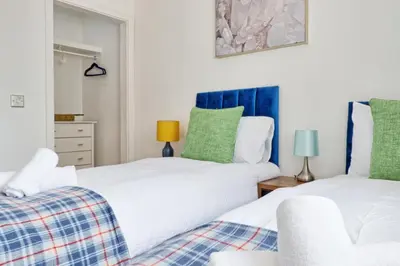 two beds in a room with green and white at Quirky 2-Bed Brentwood Home Near High St & Station - With Parking in Brentwood