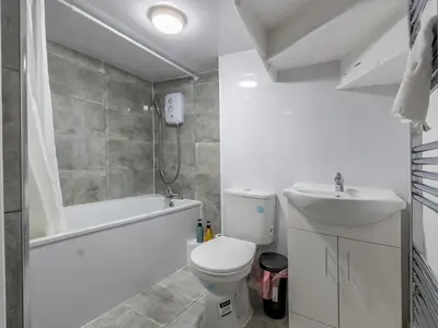 a bathroom with a toilet and a sink and a bath tub at Cosy flat in the heart of Southend Pass The Keys in Southend-on-Sea