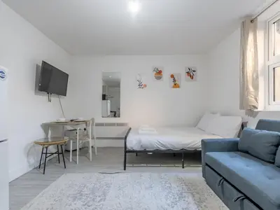 a living room with a couch and a table at Cosy flat in the heart of Southend Pass The Keys in Southend-on-Sea