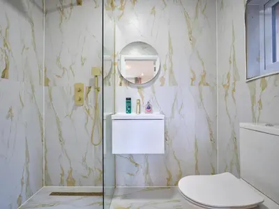 a bathroom with a toilet and a mirror at Whiskey Barns in Birch