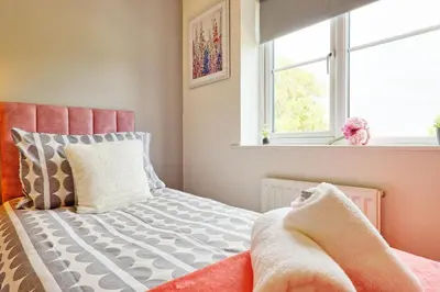 a bedroom with a bed and a window at Modern 3-Bed 3-Bath Home - Quiet Road - Parking For 2 Cars - LMV Property in Great Burstead
