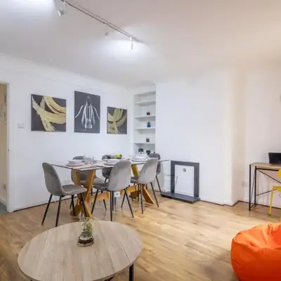 4 BDR I sleeps 8 I Wi-FI I Free Parking I Central