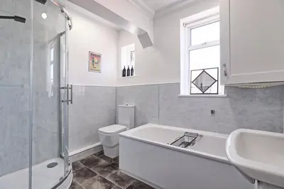 a bathroom with a tub and a toilet and a sink at The Opulent Property Project Southend Beach House Sleeps 8 Free Parking x 2 Perfect for Contractors 4 King Beds or 8 Single Beds in Southend-on-Sea