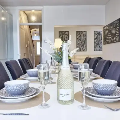 The Opulent Property Project Southend Beach House Sleeps 8 Free Parking x 2 Perfect for Contractors 4 King Beds or 8 Single Beds