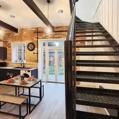 Stylish 2-Bed Home Near A11