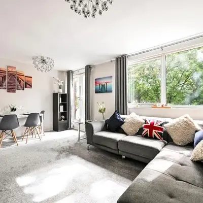 Modern 3-Bed Maisonette - Epping High Street - Parking - LMV Property