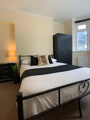 a bedroom with a large bed in a room at City view place in Chesterton