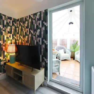 Bright & Airy 4x Bed House with Parking