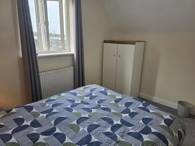 a bedroom with a bed and a window at Free Parking WiFi Fresh linens x4 in Hythe