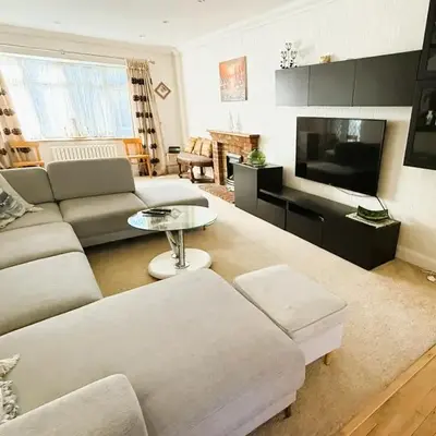 Elegant 5BDR Executive Home Chigwell