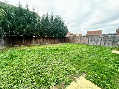 a yard with a fence and green grass at Spacious 6-Bed Detached Home in Chigwell in Friern Barnet