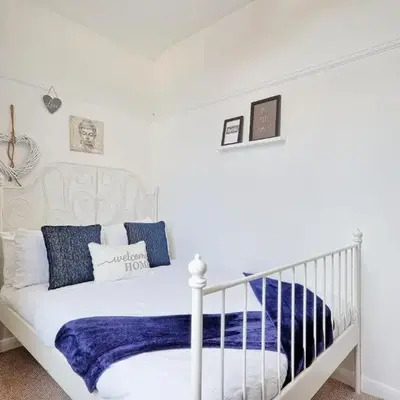 Comfortable 2-Bedroom Home for 6