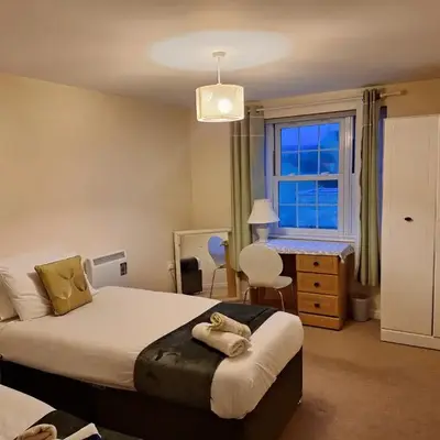 2 Bed - Sleeps 4 - Free Parking