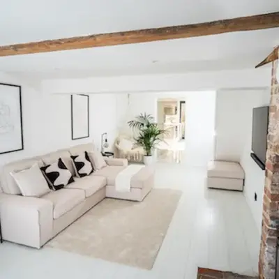 Modern cottage! 5 mins from central line!