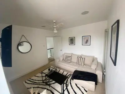 a living room with a white couch and a table at Cozy Town Centre 2 Bed Apartment Close To Historic Landmarks And Great Restaurants in Ipswich