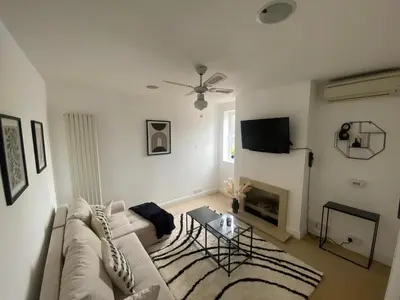 a white living room with a couch and a table at Cozy Town Centre 2 Bed Apartment Close To Historic Landmarks And Great Restaurants in Ipswich