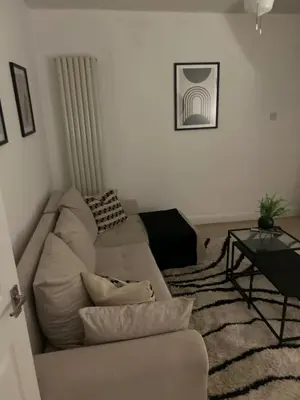a living room with a couch and a table at Cozy Town Centre 2 Bed Apartment Close To Historic Landmarks And Great Restaurants in Ipswich