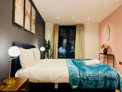 a bedroom with a bed with a blue blanket on it at Lux 2 Bedroom Flat Central Brentwood slp 8 Guests in Brentwood