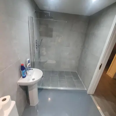 a bathroom with a shower and a sink and a toilet at 3 Bedroom House Ingatestone in Freyerning