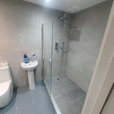 a bathroom with a shower and a toilet and a sink at 3 Bedroom House Ingatestone in Freyerning