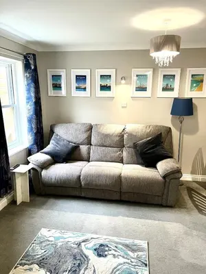 a living room with a couch in a room at Charming 1-Bedroom Flat - Chelmsford City Centre in Chelmsford