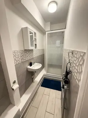 a small bathroom with a sink and a shower at The Aqua Stay By Cambridge City Centre in Chesterton