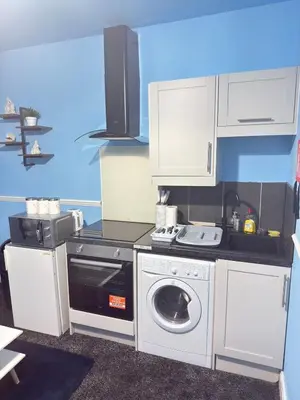 a kitchen with a washing machine and a washer at The Aqua Stay By Cambridge City Centre in Chesterton