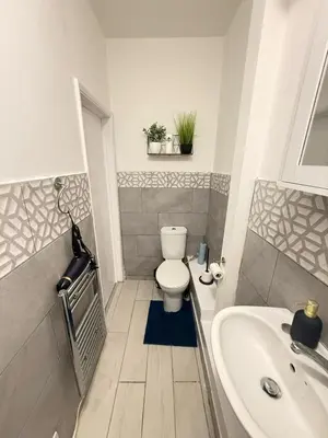 a bathroom with a toilet and a sink at The Aqua Stay By Cambridge City Centre in Chesterton