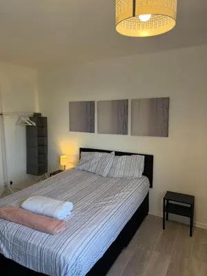 a bedroom with a large bed in a room at Cozy 3 Bedroom Flat near Essex Uni, WiFi and Free Parking in Hythe