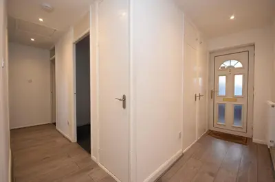 an empty hallway with white walls and a door at Ideal Contractor & Family Stay-Basildon Smart tv in Nevendon