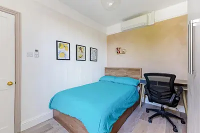 a bedroom with a bed and a desk and a chair at Stunning 2Bed Central Home in Cambridge