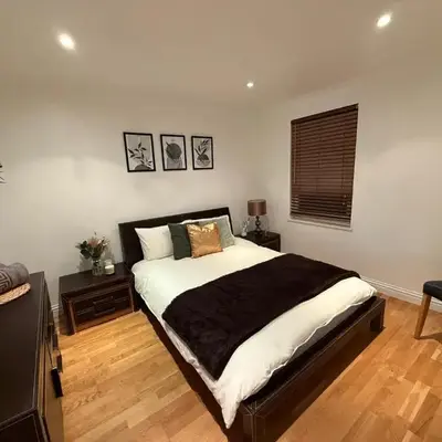 Large 5BR House with FREE Parking and WiFi plus Garden in Basildon