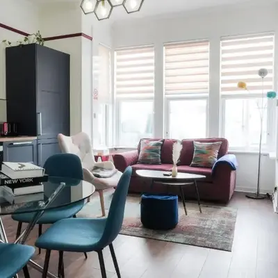 1BR Super King sized Apartment Contractor friendly - Free Parking!