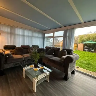4 Bed House - Sleeps 8 - Pets - Parking - Wifi