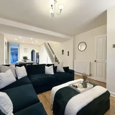 2 bed house secure parking Sleeps 6