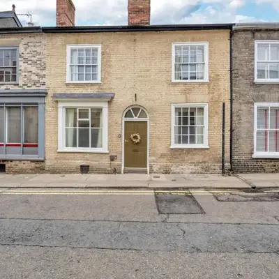 Charming Guildhall street - sleeps up to 6 guests in the Medieval Grid