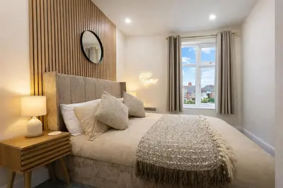 a bedroom with a large bed and a window at Ipswich Hospital Accommodation, Parking & Wifi in Ipswich