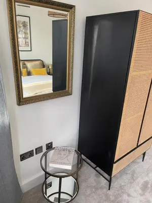 a mirror and a table and a chair in a room at Cozy Organic Tea House in Central Ipswich near Waterfront, University and Hospital in Ipswich