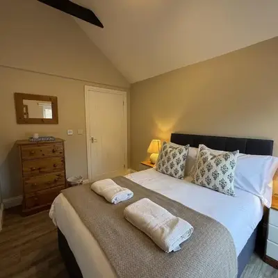 Well-Connected One Bedroom Self-Contained Rural Retreat