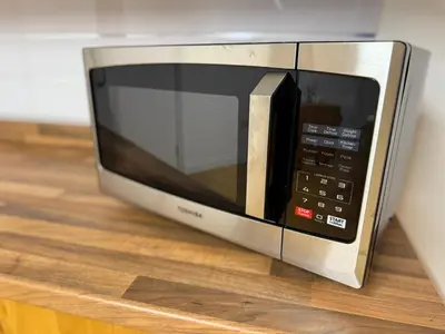 a microwave oven sitting on top of a counter at Spacious 5 Bed House - Free Parking & WiFi in Basildon