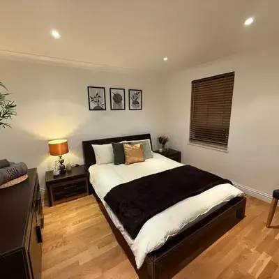 Spacious 5 Bed House - Free Parking & WiFi