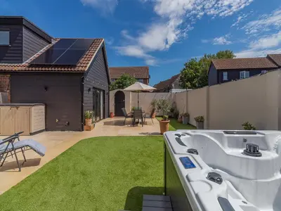a backyard with a bath tub in the yard at Olive Breeze in Felixstowe