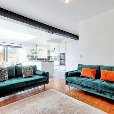 Spacious 4-Bedroom Home Near Station Seafront - Pass the Keys