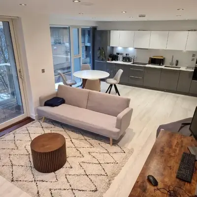 Bright Corner Apartment by Cambridge Station with Free Allocated Underground Parking & Flexible Beds